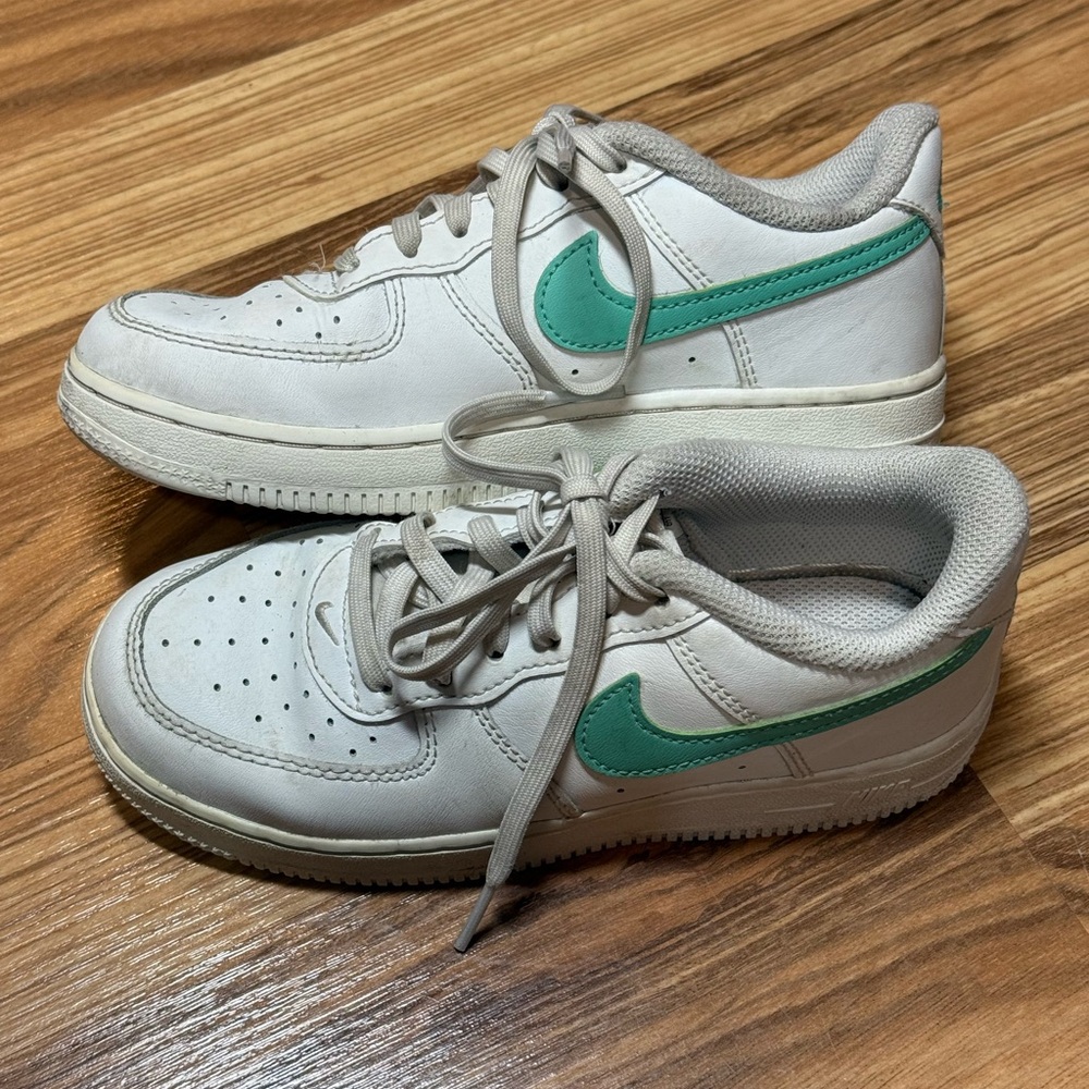 Kids Nike Air Force 1 Low, sz 1Y